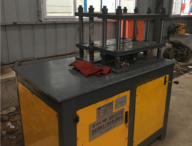 http://m.hdwuye.cn/upload/8字筋壓型機(jī).jpg